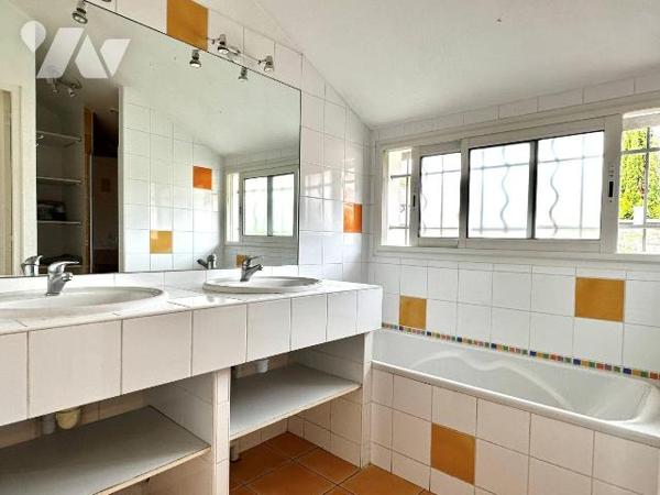 Maison à vendre à CAPBRETON
CENTRE-VILLE, charmante maison des années 1920 d'une surface habit...