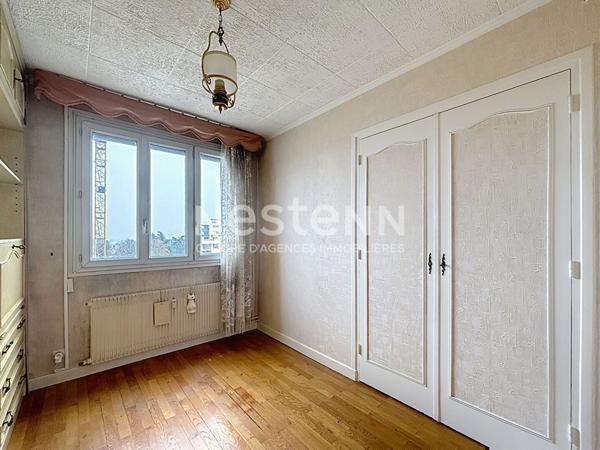 Appartement T4 BRON 3 chambres - Dernier étage - Cave - Garage - Secteur MARNE/PISCINE - 69500 BRON