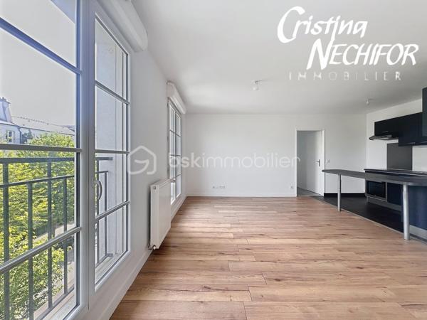 EXCLUSIVITÉ – Dans le centre-ville de SERRIS, à deux pas de toutes les commodités, venez découvrir ce magnifique appartement 4 pièces situé dans une résidence récente de 2017, idéalement placé à proximité du centre commercial Val d’Europe, du Outlet Vallée Village, La Mairie de Serris et de la Place Toscane, des parcs, des lacs, des écoles et des transports.

À seulement 10 minutes à pied du RER A, et à 500m du lycée Émile du Châtelet, à 50m de la Place Toscane, un appartement lumineux offre un cadre de vie exceptionnel dans l’un des meilleurs emplacements de Serris.

Il se compose de :
    •    Une entrée avec placard
    •    Trois chambres lumineuses dont une avec grand placard
    •    Un  séjour lumineux avec cuisine ouverte, entièrement aménagée
    •    Une salle de bains
    •    Une salle d’Eau
    •    Un WC séparé avec lavabo
  

Ce bien est complété par deux places de parking en sous-sol sécurisé.

À ne pas manquer ! Idéal pour une résidence principale ou un investissement patrimonial de qualité.

Pour plus d’informations, contactez-moi dès maintenant!