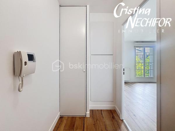 EXCLUSIVITÉ – Dans le centre-ville de SERRIS, à deux pas de toutes les commodités, venez découvrir ce magnifique appartement 4 pièces situé dans une résidence récente de 2017, idéalement placé à proximité du centre commercial Val d’Europe, du Outlet Vallée Village, La Mairie de Serris et de la Place Toscane, des parcs, des lacs, des écoles et des transports.

À seulement 10 minutes à pied du RER A, et à 500m du lycée Émile du Châtelet, à 50m de la Place Toscane, un appartement lumineux offre un cadre de vie exceptionnel dans l’un des meilleurs emplacements de Serris.

Il se compose de :
    •    Une entrée avec placard
    •    Trois chambres lumineuses dont une avec grand placard
    •    Un  séjour lumineux avec cuisine ouverte, entièrement aménagée
    •    Une salle de bains
    •    Une salle d’Eau
    •    Un WC séparé avec lavabo
  

Ce bien est complété par deux places de parking en sous-sol sécurisé.

À ne pas manquer ! Idéal pour une résidence principale ou un investissement patrimonial de qualité.

Pour plus d’informations, contactez-moi dès maintenant!