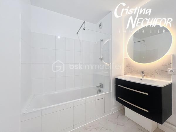 EXCLUSIVITÉ – Dans le centre-ville de SERRIS, à deux pas de toutes les commodités, venez découvrir ce magnifique appartement 4 pièces situé dans une résidence récente de 2017, idéalement placé à proximité du centre commercial Val d’Europe, du Outlet Vallée Village, La Mairie de Serris et de la Place Toscane, des parcs, des lacs, des écoles et des transports.

À seulement 10 minutes à pied du RER A, et à 500m du lycée Émile du Châtelet, à 50m de la Place Toscane, un appartement lumineux offre un cadre de vie exceptionnel dans l’un des meilleurs emplacements de Serris.

Il se compose de :
    •    Une entrée avec placard
    •    Trois chambres lumineuses dont une avec grand placard
    •    Un  séjour lumineux avec cuisine ouverte, entièrement aménagée
    •    Une salle de bains
    •    Une salle d’Eau
    •    Un WC séparé avec lavabo
  

Ce bien est complété par deux places de parking en sous-sol sécurisé.

À ne pas manquer ! Idéal pour une résidence principale ou un investissement patrimonial de qualité.

Pour plus d’informations, contactez-moi dès maintenant!