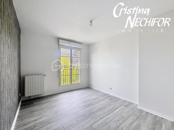 EXCLUSIVITÉ – Dans le centre-ville de SERRIS, à deux pas de toutes les commodités, venez découvrir ce magnifique appartement 4 pièces situé dans une résidence récente de 2017, idéalement placé à proximité du centre commercial Val d’Europe, du Outlet Vallée Village, La Mairie de Serris et de la Place Toscane, des parcs, des lacs, des écoles et des transports.

À seulement 10 minutes à pied du RER A, et à 500m du lycée Émile du Châtelet, à 50m de la Place Toscane, un appartement lumineux offre un cadre de vie exceptionnel dans l’un des meilleurs emplacements de Serris.

Il se compose de :
    •    Une entrée avec placard
    •    Trois chambres lumineuses dont une avec grand placard
    •    Un  séjour lumineux avec cuisine ouverte, entièrement aménagée
    •    Une salle de bains
    •    Une salle d’Eau
    •    Un WC séparé avec lavabo
  

Ce bien est complété par deux places de parking en sous-sol sécurisé.

À ne pas manquer ! Idéal pour une résidence principale ou un investissement patrimonial de qualité.

Pour plus d’informations, contactez-moi dès maintenant!