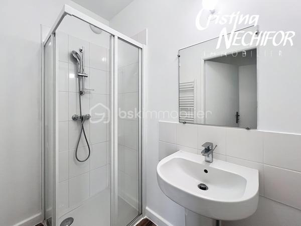 EXCLUSIVITÉ – Dans le centre-ville de SERRIS, à deux pas de toutes les commodités, venez découvrir ce magnifique appartement 4 pièces situé dans une résidence récente de 2017, idéalement placé à proximité du centre commercial Val d’Europe, du Outlet Vallée Village, La Mairie de Serris et de la Place Toscane, des parcs, des lacs, des écoles et des transports.

À seulement 10 minutes à pied du RER A, et à 500m du lycée Émile du Châtelet, à 50m de la Place Toscane, un appartement lumineux offre un cadre de vie exceptionnel dans l’un des meilleurs emplacements de Serris.

Il se compose de :
    •    Une entrée avec placard
    •    Trois chambres lumineuses dont une avec grand placard
    •    Un  séjour lumineux avec cuisine ouverte, entièrement aménagée
    •    Une salle de bains
    •    Une salle d’Eau
    •    Un WC séparé avec lavabo
  

Ce bien est complété par deux places de parking en sous-sol sécurisé.

À ne pas manquer ! Idéal pour une résidence principale ou un investissement patrimonial de qualité.

Pour plus d’informations, contactez-moi dès maintenant!