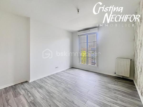 EXCLUSIVITÉ – Dans le centre-ville de SERRIS, à deux pas de toutes les commodités, venez découvrir ce magnifique appartement 4 pièces situé dans une résidence récente de 2017, idéalement placé à proximité du centre commercial Val d’Europe, du Outlet Vallée Village, La Mairie de Serris et de la Place Toscane, des parcs, des lacs, des écoles et des transports.

À seulement 10 minutes à pied du RER A, et à 500m du lycée Émile du Châtelet, à 50m de la Place Toscane, un appartement lumineux offre un cadre de vie exceptionnel dans l’un des meilleurs emplacements de Serris.

Il se compose de :
    •    Une entrée avec placard
    •    Trois chambres lumineuses dont une avec grand placard
    •    Un  séjour lumineux avec cuisine ouverte, entièrement aménagée
    •    Une salle de bains
    •    Une salle d’Eau
    •    Un WC séparé avec lavabo
  

Ce bien est complété par deux places de parking en sous-sol sécurisé.

À ne pas manquer ! Idéal pour une résidence principale ou un investissement patrimonial de qualité.

Pour plus d’informations, contactez-moi dès maintenant!