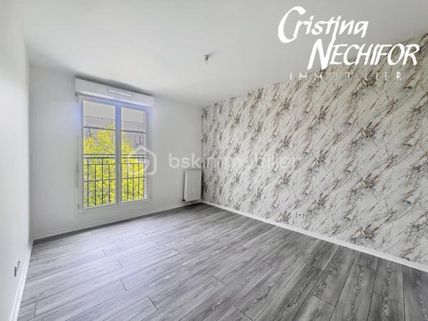 EXCLUSIVITÉ – Dans le centre-ville de SERRIS, à deux pas de toutes les commodités, venez découvrir ce magnifique appartement 4 pièces situé dans une résidence récente de 2017, idéalement placé à proximité du centre commercial Val d’Europe, du Outlet Vallée Village, La Mairie de Serris et de la Place Toscane, des parcs, des lacs, des écoles et des transports.

À seulement 10 minutes à pied du RER A, et à 500m du lycée Émile du Châtelet, à 50m de la Place Toscane, un appartement lumineux offre un cadre de vie exceptionnel dans l’un des meilleurs emplacements de Serris.

Il se compose de :
    •    Une entrée avec placard
    •    Trois chambres lumineuses dont une avec grand placard
    •    Un  séjour lumineux avec cuisine ouverte, entièrement aménagée
    •    Une salle de bains
    •    Une salle d’Eau
    •    Un WC séparé avec lavabo
  

Ce bien est complété par deux places de parking en sous-sol sécurisé.

À ne pas manquer ! Idéal pour une résidence principale ou un investissement patrimonial de qualité.

Pour plus d’informations, contactez-moi dès maintenant!