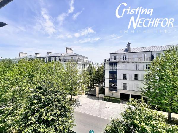 EXCLUSIVITÉ – Dans le centre-ville de SERRIS, à deux pas de toutes les commodités, venez découvrir ce magnifique appartement 4 pièces situé dans une résidence récente de 2017, idéalement placé à proximité du centre commercial Val d’Europe, du Outlet Vallée Village, La Mairie de Serris et de la Place Toscane, des parcs, des lacs, des écoles et des transports.

À seulement 10 minutes à pied du RER A, et à 500m du lycée Émile du Châtelet, à 50m de la Place Toscane, un appartement lumineux offre un cadre de vie exceptionnel dans l’un des meilleurs emplacements de Serris.

Il se compose de :
    •    Une entrée avec placard
    •    Trois chambres lumineuses dont une avec grand placard
    •    Un  séjour lumineux avec cuisine ouverte, entièrement aménagée
    •    Une salle de bains
    •    Une salle d’Eau
    •    Un WC séparé avec lavabo
  

Ce bien est complété par deux places de parking en sous-sol sécurisé.

À ne pas manquer ! Idéal pour une résidence principale ou un investissement patrimonial de qualité.

Pour plus d’informations, contactez-moi dès maintenant!