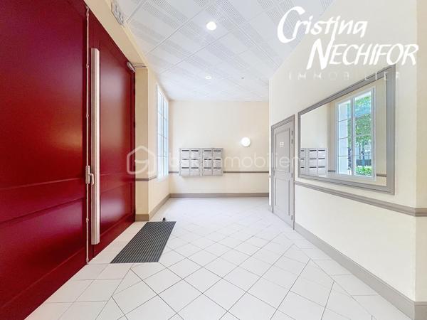 EXCLUSIVITÉ – Dans le centre-ville de SERRIS, à deux pas de toutes les commodités, venez découvrir ce magnifique appartement 4 pièces situé dans une résidence récente de 2017, idéalement placé à proximité du centre commercial Val d’Europe, du Outlet Vallée Village, La Mairie de Serris et de la Place Toscane, des parcs, des lacs, des écoles et des transports.

À seulement 10 minutes à pied du RER A, et à 500m du lycée Émile du Châtelet, à 50m de la Place Toscane, un appartement lumineux offre un cadre de vie exceptionnel dans l’un des meilleurs emplacements de Serris.

Il se compose de :
    •    Une entrée avec placard
    •    Trois chambres lumineuses dont une avec grand placard
    •    Un  séjour lumineux avec cuisine ouverte, entièrement aménagée
    •    Une salle de bains
    •    Une salle d’Eau
    •    Un WC séparé avec lavabo
  

Ce bien est complété par deux places de parking en sous-sol sécurisé.

À ne pas manquer ! Idéal pour une résidence principale ou un investissement patrimonial de qualité.

Pour plus d’informations, contactez-moi dès maintenant!