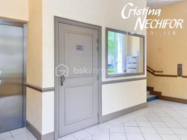 EXCLUSIVITÉ – Dans le centre-ville de SERRIS, à deux pas de toutes les commodités, venez découvrir ce magnifique appartement 4 pièces situé dans une résidence récente de 2017, idéalement placé à proximité du centre commercial Val d’Europe, du Outlet Vallée Village, La Mairie de Serris et de la Place Toscane, des parcs, des lacs, des écoles et des transports.

À seulement 10 minutes à pied du RER A, et à 500m du lycée Émile du Châtelet, à 50m de la Place Toscane, un appartement lumineux offre un cadre de vie exceptionnel dans l’un des meilleurs emplacements de Serris.

Il se compose de :
    •    Une entrée avec placard
    •    Trois chambres lumineuses dont une avec grand placard
    •    Un  séjour lumineux avec cuisine ouverte, entièrement aménagée
    •    Une salle de bains
    •    Une salle d’Eau
    •    Un WC séparé avec lavabo
  

Ce bien est complété par deux places de parking en sous-sol sécurisé.

À ne pas manquer ! Idéal pour une résidence principale ou un investissement patrimonial de qualité.

Pour plus d’informations, contactez-moi dès maintenant!