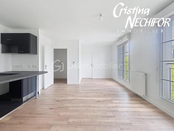 EXCLUSIVITÉ – Dans le centre-ville de SERRIS, à deux pas de toutes les commodités, venez découvrir ce magnifique appartement 4 pièces situé dans une résidence récente de 2017, idéalement placé à proximité du centre commercial Val d’Europe, du Outlet Vallée Village, La Mairie de Serris et de la Place Toscane, des parcs, des lacs, des écoles et des transports.

À seulement 10 minutes à pied du RER A, et à 500m du lycée Émile du Châtelet, à 50m de la Place Toscane, un appartement lumineux offre un cadre de vie exceptionnel dans l’un des meilleurs emplacements de Serris.

Il se compose de :
    •    Une entrée avec placard
    •    Trois chambres lumineuses dont une avec grand placard
    •    Un  séjour lumineux avec cuisine ouverte, entièrement aménagée
    •    Une salle de bains
    •    Une salle d’Eau
    •    Un WC séparé avec lavabo
  

Ce bien est complété par deux places de parking en sous-sol sécurisé.

À ne pas manquer ! Idéal pour une résidence principale ou un investissement patrimonial de qualité.

Pour plus d’informations, contactez-moi dès maintenant!
