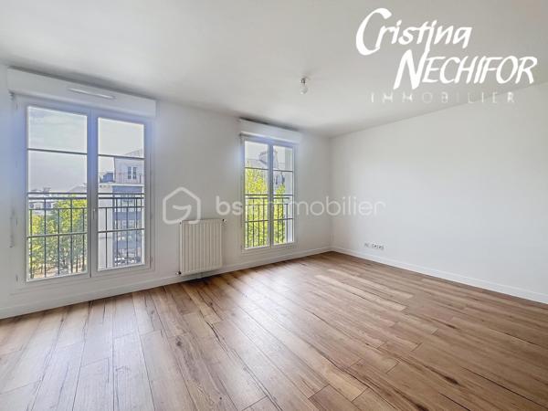 EXCLUSIVITÉ – Dans le centre-ville de SERRIS, à deux pas de toutes les commodités, venez découvrir ce magnifique appartement 4 pièces situé dans une résidence récente de 2017, idéalement placé à proximité du centre commercial Val d’Europe, du Outlet Vallée Village, La Mairie de Serris et de la Place Toscane, des parcs, des lacs, des écoles et des transports.

À seulement 10 minutes à pied du RER A, et à 500m du lycée Émile du Châtelet, à 50m de la Place Toscane, un appartement lumineux offre un cadre de vie exceptionnel dans l’un des meilleurs emplacements de Serris.

Il se compose de :
    •    Une entrée avec placard
    •    Trois chambres lumineuses dont une avec grand placard
    •    Un  séjour lumineux avec cuisine ouverte, entièrement aménagée
    •    Une salle de bains
    •    Une salle d’Eau
    •    Un WC séparé avec lavabo
  

Ce bien est complété par deux places de parking en sous-sol sécurisé.

À ne pas manquer ! Idéal pour une résidence principale ou un investissement patrimonial de qualité.

Pour plus d’informations, contactez-moi dès maintenant!