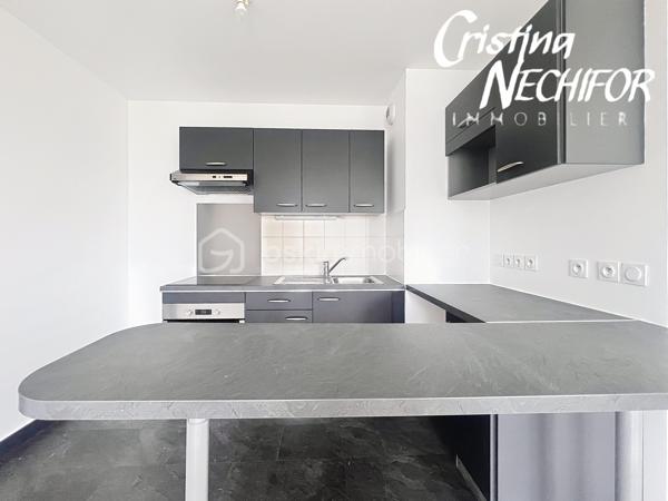 EXCLUSIVITÉ – Dans le centre-ville de SERRIS, à deux pas de toutes les commodités, venez découvrir ce magnifique appartement 4 pièces situé dans une résidence récente de 2017, idéalement placé à proximité du centre commercial Val d’Europe, du Outlet Vallée Village, La Mairie de Serris et de la Place Toscane, des parcs, des lacs, des écoles et des transports.

À seulement 10 minutes à pied du RER A, et à 500m du lycée Émile du Châtelet, à 50m de la Place Toscane, un appartement lumineux offre un cadre de vie exceptionnel dans l’un des meilleurs emplacements de Serris.

Il se compose de :
    •    Une entrée avec placard
    •    Trois chambres lumineuses dont une avec grand placard
    •    Un  séjour lumineux avec cuisine ouverte, entièrement aménagée
    •    Une salle de bains
    •    Une salle d’Eau
    •    Un WC séparé avec lavabo
  

Ce bien est complété par deux places de parking en sous-sol sécurisé.

À ne pas manquer ! Idéal pour une résidence principale ou un investissement patrimonial de qualité.

Pour plus d’informations, contactez-moi dès maintenant!