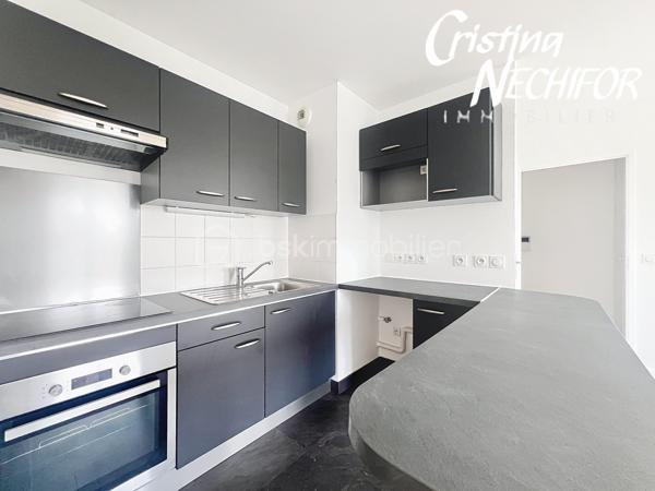 EXCLUSIVITÉ – Dans le centre-ville de SERRIS, à deux pas de toutes les commodités, venez découvrir ce magnifique appartement 4 pièces situé dans une résidence récente de 2017, idéalement placé à proximité du centre commercial Val d’Europe, du Outlet Vallée Village, La Mairie de Serris et de la Place Toscane, des parcs, des lacs, des écoles et des transports.

À seulement 10 minutes à pied du RER A, et à 500m du lycée Émile du Châtelet, à 50m de la Place Toscane, un appartement lumineux offre un cadre de vie exceptionnel dans l’un des meilleurs emplacements de Serris.

Il se compose de :
    •    Une entrée avec placard
    •    Trois chambres lumineuses dont une avec grand placard
    •    Un  séjour lumineux avec cuisine ouverte, entièrement aménagée
    •    Une salle de bains
    •    Une salle d’Eau
    •    Un WC séparé avec lavabo
  

Ce bien est complété par deux places de parking en sous-sol sécurisé.

À ne pas manquer ! Idéal pour une résidence principale ou un investissement patrimonial de qualité.

Pour plus d’informations, contactez-moi dès maintenant!