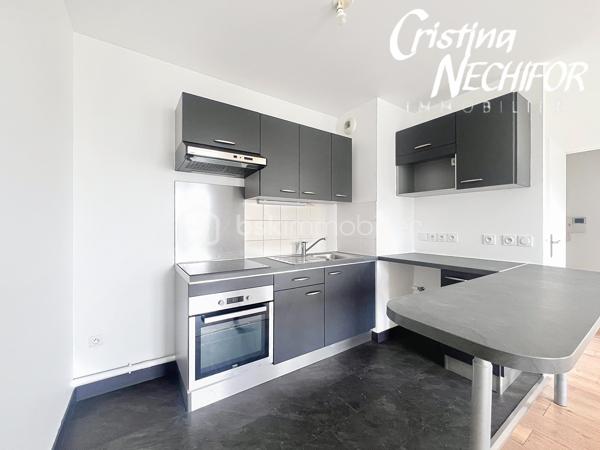 EXCLUSIVITÉ – Dans le centre-ville de SERRIS, à deux pas de toutes les commodités, venez découvrir ce magnifique appartement 4 pièces situé dans une résidence récente de 2017, idéalement placé à proximité du centre commercial Val d’Europe, du Outlet Vallée Village, La Mairie de Serris et de la Place Toscane, des parcs, des lacs, des écoles et des transports.

À seulement 10 minutes à pied du RER A, et à 500m du lycée Émile du Châtelet, à 50m de la Place Toscane, un appartement lumineux offre un cadre de vie exceptionnel dans l’un des meilleurs emplacements de Serris.

Il se compose de :
    •    Une entrée avec placard
    •    Trois chambres lumineuses dont une avec grand placard
    •    Un  séjour lumineux avec cuisine ouverte, entièrement aménagée
    •    Une salle de bains
    •    Une salle d’Eau
    •    Un WC séparé avec lavabo
  

Ce bien est complété par deux places de parking en sous-sol sécurisé.

À ne pas manquer ! Idéal pour une résidence principale ou un investissement patrimonial de qualité.

Pour plus d’informations, contactez-moi dès maintenant!