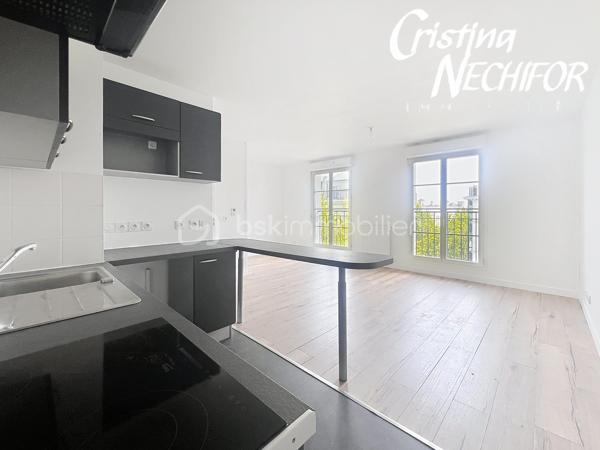 EXCLUSIVITÉ – Dans le centre-ville de SERRIS, à deux pas de toutes les commodités, venez découvrir ce magnifique appartement 4 pièces situé dans une résidence récente de 2017, idéalement placé à proximité du centre commercial Val d’Europe, du Outlet Vallée Village, La Mairie de Serris et de la Place Toscane, des parcs, des lacs, des écoles et des transports.

À seulement 10 minutes à pied du RER A, et à 500m du lycée Émile du Châtelet, à 50m de la Place Toscane, un appartement lumineux offre un cadre de vie exceptionnel dans l’un des meilleurs emplacements de Serris.

Il se compose de :
    •    Une entrée avec placard
    •    Trois chambres lumineuses dont une avec grand placard
    •    Un  séjour lumineux avec cuisine ouverte, entièrement aménagée
    •    Une salle de bains
    •    Une salle d’Eau
    •    Un WC séparé avec lavabo
  

Ce bien est complété par deux places de parking en sous-sol sécurisé.

À ne pas manquer ! Idéal pour une résidence principale ou un investissement patrimonial de qualité.

Pour plus d’informations, contactez-moi dès maintenant!