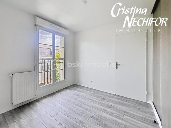 EXCLUSIVITÉ – Dans le centre-ville de SERRIS, à deux pas de toutes les commodités, venez découvrir ce magnifique appartement 4 pièces situé dans une résidence récente de 2017, idéalement placé à proximité du centre commercial Val d’Europe, du Outlet Vallée Village, La Mairie de Serris et de la Place Toscane, des parcs, des lacs, des écoles et des transports.

À seulement 10 minutes à pied du RER A, et à 500m du lycée Émile du Châtelet, à 50m de la Place Toscane, un appartement lumineux offre un cadre de vie exceptionnel dans l’un des meilleurs emplacements de Serris.

Il se compose de :
    •    Une entrée avec placard
    •    Trois chambres lumineuses dont une avec grand placard
    •    Un  séjour lumineux avec cuisine ouverte, entièrement aménagée
    •    Une salle de bains
    •    Une salle d’Eau
    •    Un WC séparé avec lavabo
  

Ce bien est complété par deux places de parking en sous-sol sécurisé.

À ne pas manquer ! Idéal pour une résidence principale ou un investissement patrimonial de qualité.

Pour plus d’informations, contactez-moi dès maintenant!