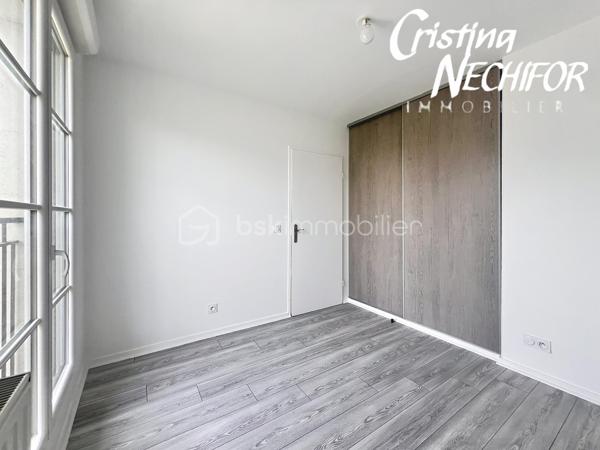EXCLUSIVITÉ – Dans le centre-ville de SERRIS, à deux pas de toutes les commodités, venez découvrir ce magnifique appartement 4 pièces situé dans une résidence récente de 2017, idéalement placé à proximité du centre commercial Val d’Europe, du Outlet Vallée Village, La Mairie de Serris et de la Place Toscane, des parcs, des lacs, des écoles et des transports.

À seulement 10 minutes à pied du RER A, et à 500m du lycée Émile du Châtelet, à 50m de la Place Toscane, un appartement lumineux offre un cadre de vie exceptionnel dans l’un des meilleurs emplacements de Serris.

Il se compose de :
    •    Une entrée avec placard
    •    Trois chambres lumineuses dont une avec grand placard
    •    Un  séjour lumineux avec cuisine ouverte, entièrement aménagée
    •    Une salle de bains
    •    Une salle d’Eau
    •    Un WC séparé avec lavabo
  

Ce bien est complété par deux places de parking en sous-sol sécurisé.

À ne pas manquer ! Idéal pour une résidence principale ou un investissement patrimonial de qualité.

Pour plus d’informations, contactez-moi dès maintenant!
