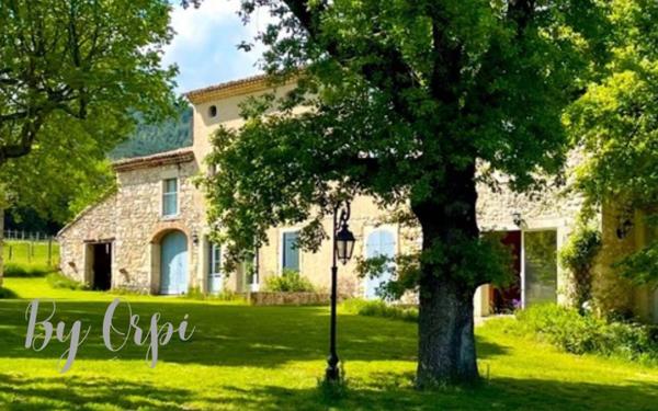 Maison à vendre    8 pièces •  Malataverne