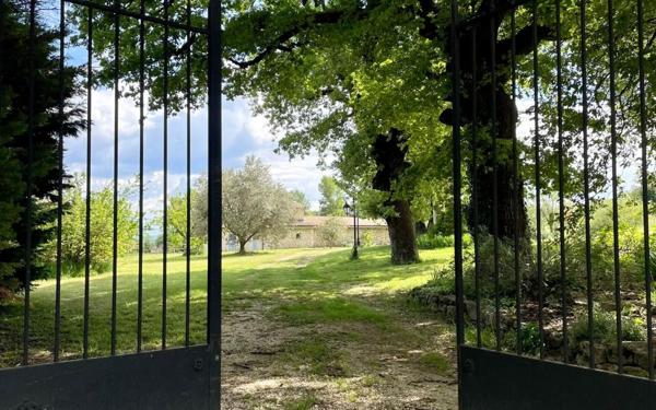 Maison à vendre    8 pièces •  Malataverne