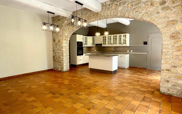 Maison à vendre    8 pièces •  Malataverne