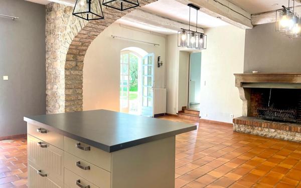 Maison à vendre    8 pièces •  Malataverne