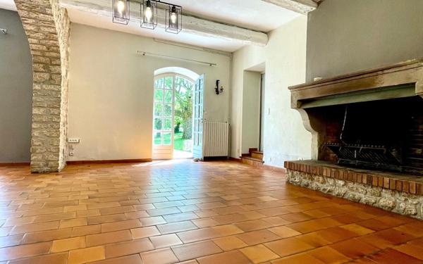 Maison à vendre    8 pièces •  Malataverne