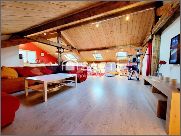 Appartement cosy T4 de 72m², au sol 121m², trois chambres, salle de bain et douche, cave idéal pour entreposer vélos et skis, place de parking aérien.