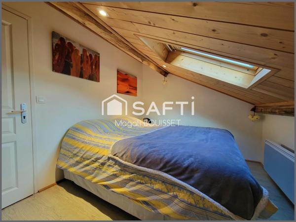 Appartement cosy T4 de 72m², au sol 121m², trois chambres, salle de bain et douche, cave idéal pour entreposer vélos et skis, place de parking aérien.