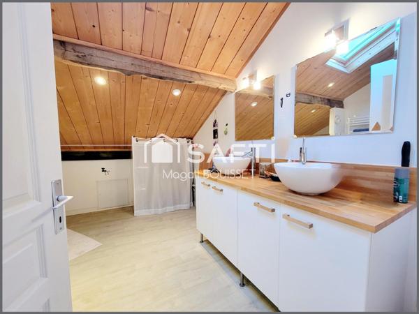 Appartement cosy T4 de 72m², au sol 121m², trois chambres, salle de bain et douche, cave idéal pour entreposer vélos et skis, place de parking aérien.