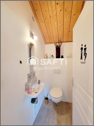 Appartement cosy T4 de 72m², au sol 121m², trois chambres, salle de bain et douche, cave idéal pour entreposer vélos et skis, place de parking aérien.