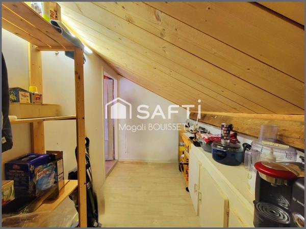 Appartement cosy T4 de 72m², au sol 121m², trois chambres, salle de bain et douche, cave idéal pour entreposer vélos et skis, place de parking aérien.