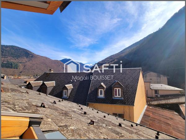 Appartement cosy T4 de 72m², au sol 121m², trois chambres, salle de bain et douche, cave idéal pour entreposer vélos et skis, place de parking aérien.