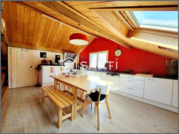 Appartement cosy T4 de 72m², au sol 121m², trois chambres, salle de bain et douche, cave idéal pour entreposer vélos et skis, place de parking aérien.