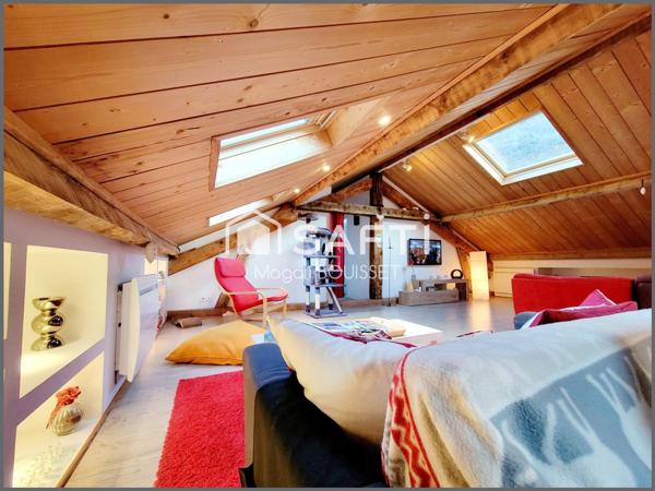 Appartement cosy T4 de 72m², au sol 121m², trois chambres, salle de bain et douche, cave idéal pour entreposer vélos et skis, place de parking aérien.