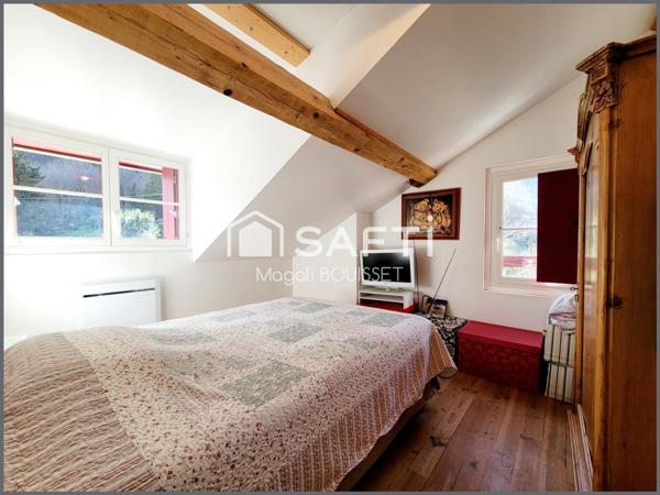 Appartement cosy T4 de 72m², au sol 121m², trois chambres, salle de bain et douche, cave idéal pour entreposer vélos et skis, place de parking aérien.