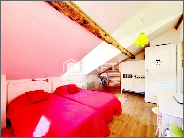 Appartement cosy T4 de 72m², au sol 121m², trois chambres, salle de bain et douche, cave idéal pour entreposer vélos et skis, place de parking aérien.