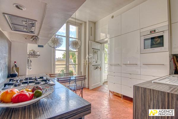 Versailles Notre-Dame Appartement 6 pièces 143.6 m² carrez situé au 2ème étage avec cave et chambre de service €1 345 000 ** - Référence 27704
