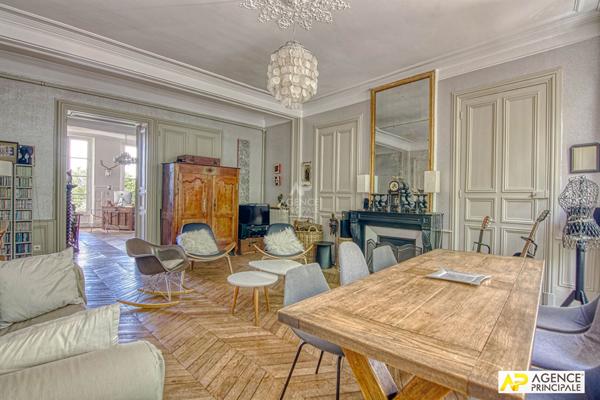 Versailles Notre-Dame Appartement 6 pièces 143.6 m² carrez situé au 2ème étage avec cave et chambre de service €1 345 000 ** - Référence 27704
