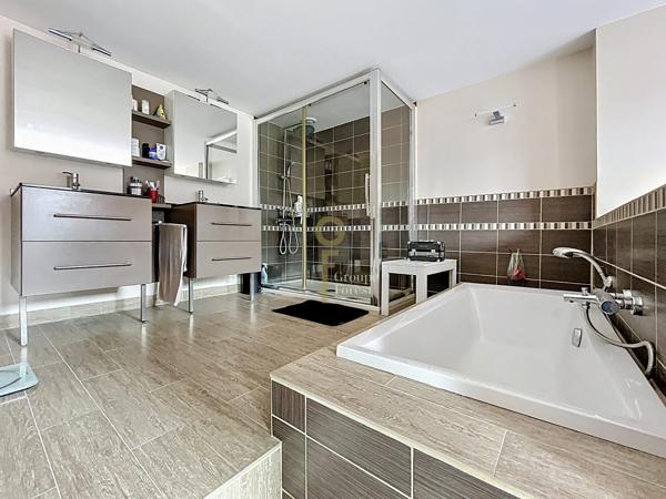🏡 Bien atypique à Halluin Centre – Maison Rénovée de 150 m² + Appartement Indépendant de 37 m² + Cour Privative de 75 m²