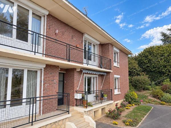 Dans petite copropriété
Appartement comprenant entrée , séjour, cuisine, WC, salle d'eau, 3 ch...