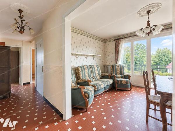 Dans petite copropriété
Appartement comprenant entrée , séjour, cuisine, WC, salle d'eau, 3 ch...