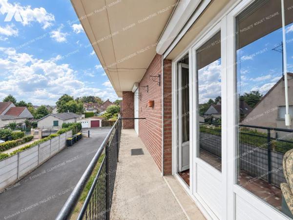 Dans petite copropriété
Appartement comprenant entrée , séjour, cuisine, WC, salle d'eau, 3 ch...