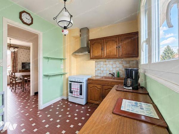 Dans petite copropriété
Appartement comprenant entrée , séjour, cuisine, WC, salle d'eau, 3 ch...