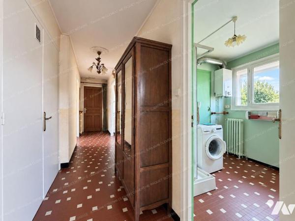 Dans petite copropriété
Appartement comprenant entrée , séjour, cuisine, WC, salle d'eau, 3 ch...