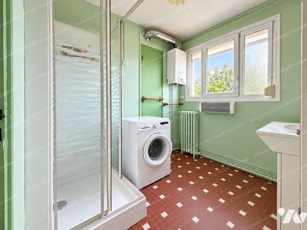 Dans petite copropriété
Appartement comprenant entrée , séjour, cuisine, WC, salle d'eau, 3 ch...