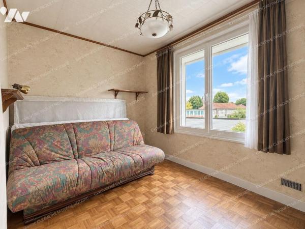 Dans petite copropriété
Appartement comprenant entrée , séjour, cuisine, WC, salle d'eau, 3 ch...