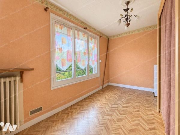 Dans petite copropriété
Appartement comprenant entrée , séjour, cuisine, WC, salle d'eau, 3 ch...