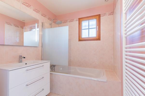 Maison à Verrières-le-Buisson, 5 chambres- 2 points d'eau- DPE D- GRAND GARAGE , PROCHE RER B, combles aménageables!