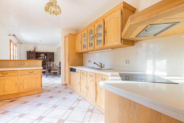 Maison à Verrières-le-Buisson, 5 chambres- 2 points d'eau- DPE D- GRAND GARAGE , PROCHE RER B, combles aménageables!