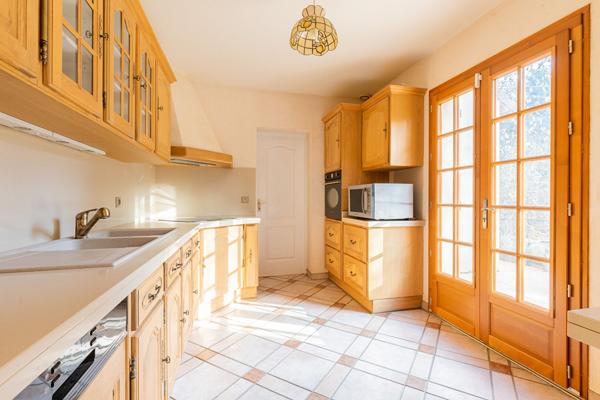 Maison à Verrières-le-Buisson, 5 chambres- 2 points d'eau- DPE D- GRAND GARAGE , PROCHE RER B, combles aménageables!