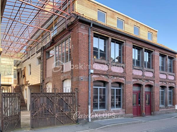 Investisseurs, marchands de biens, professionnels de l’immobilier et porteurs de projets : voici un bien qui mérite une véritable étude de potentiel.

À proximité immédiate du centre-ville de Guebwiller, cette ancienne filature du XIXe siècle développe environ 535 m² de surfaces brutes réparties sur quatre niveaux.

Par ses volumes, sa configuration et ses différents accès, le bâtiment offre la possibilité d’envisager une opération de restructuration à usage mixte, associant locaux commerciaux et logements.

Au rez-de-chaussée, environ 191 m² avec pignon sur rue permettent d'étudier la création d'un, voire de deux locaux commerciaux indépendants.

Dans les niveaux supérieurs, les volumes disponibles permettent d'envisager la création d'au moins quatre logements, avec différentes possibilités de configuration selon le projet souhaité.

Le premier étage développe à lui seul environ 200 m².

Le niveau supérieur, d'environ 110 m², a déjà fait l'objet d'une première phase de rénovation et bénéficie d'un atout supplémentaire : une terrasse d'environ 25 m² avec une vue imprenable sur les vignes et les coteaux de Guebwiller.

Le bâtiment conserve toute l'identité de son passé industriel, avec sa façade classée et ses toitures en sheds caractéristiques des anciennes filatures. Une architecture atypique qui offre du cachet, de beaux volumes et des apports importants de lumière naturelle.

Une partie significative du gros œuvre a déjà été reprise : toiture refaite et planchers en grande partie rénovés, huisseries également. L'aménagement intérieur et les équipements techniques restent à réaliser, laissant ainsi une grande liberté dans la conception et l'optimisation du projet.

Le potentiel est là : un ou deux locaux commerciaux en rez-de-chaussée, au moins quatre logements dans les étages et un bâtiment de caractère permettant de développer une opération immobilière singulière au cœur de Guebwiller.

Vous êtes investisseur, marchand de biens, promoteur, architecte ou professionnel à la recherche d'un actif à restructurer ?

Projet potentiel, informations complémentaires et détails techniques : contactez-moi pour échanger.

Les possibilités de division, de création de logements et de locaux commerciaux restent soumises à l'étude du projet, aux règles d'urbanisme applicables et aux autorisations administratives nécessaires.